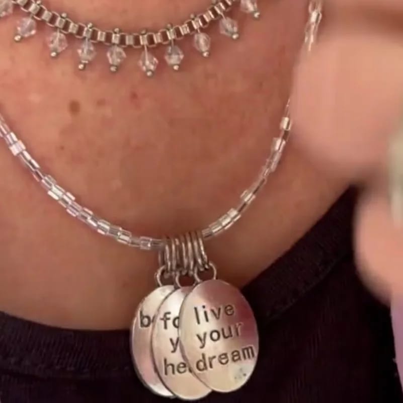 Imagen ilustrativa de Collar corto set de medallitas