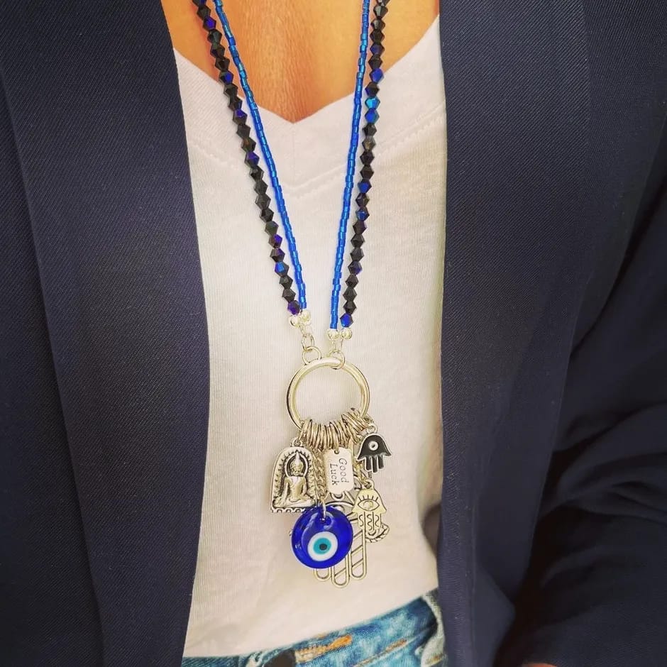 Imagen ilustrativa de Collar ojitos y dijes protectores
