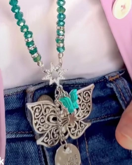 Imagen ilustrativa de Collar largo Mariposa